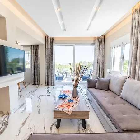Thomas - Private Pool - Sleeps 6 *
