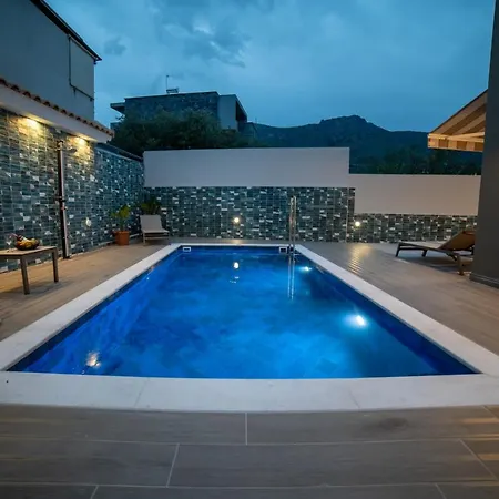 Thomas - Private Pool - Sleeps 6